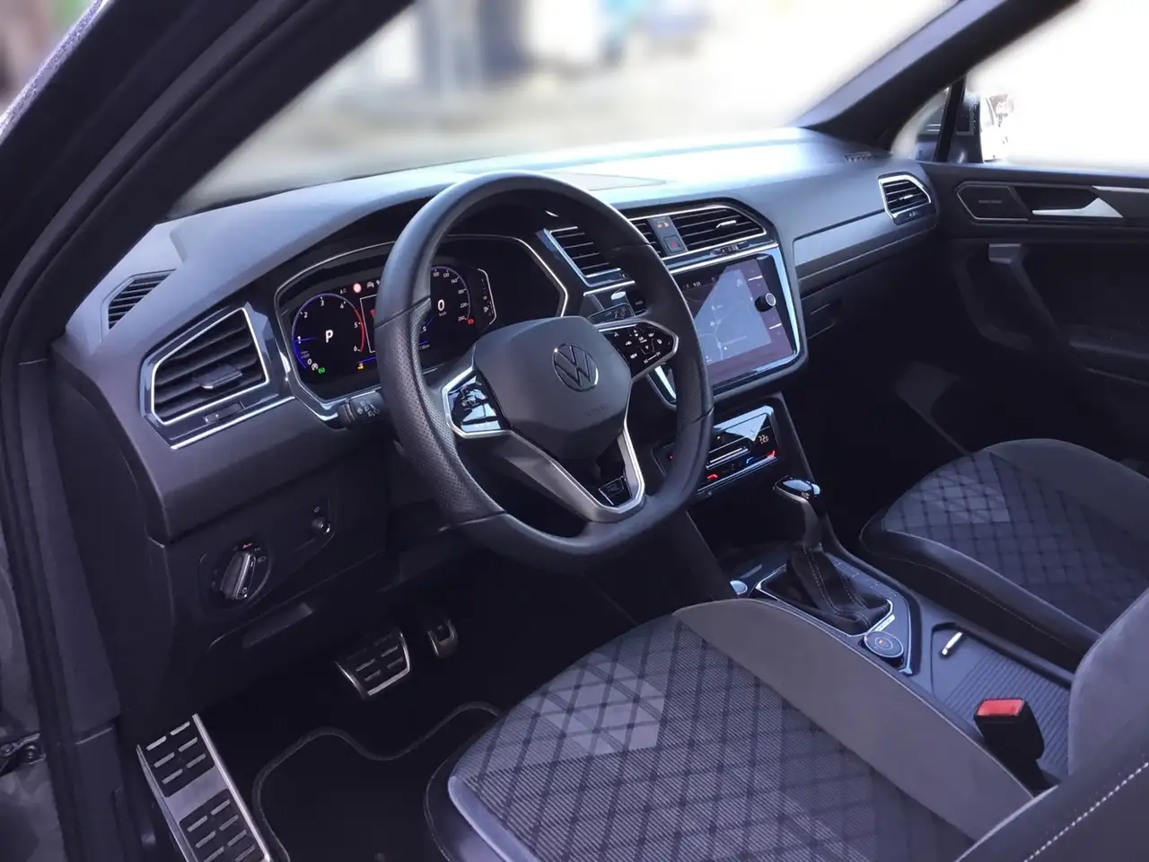 Volkswagen Tiguan Allspace 2.0 TDI DSG 4M R-LINE 7-SITZE +AHK +H&K +360° +IQ 9