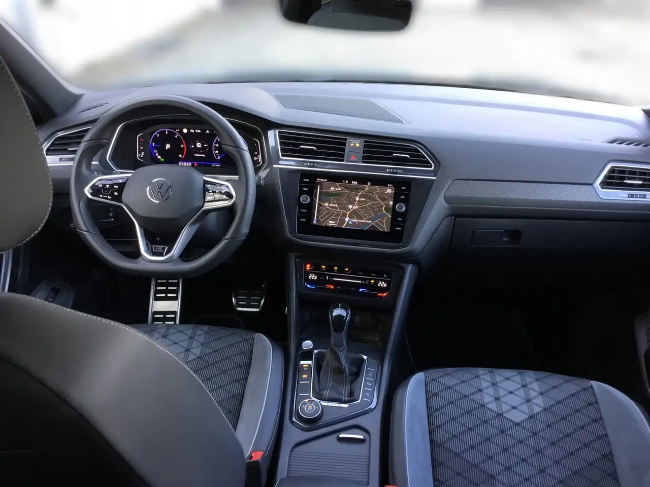 Volkswagen Tiguan Allspace 2.0 TDI DSG 4M R-LINE 7-SITZE +AHK +H&K +360° +IQ 10