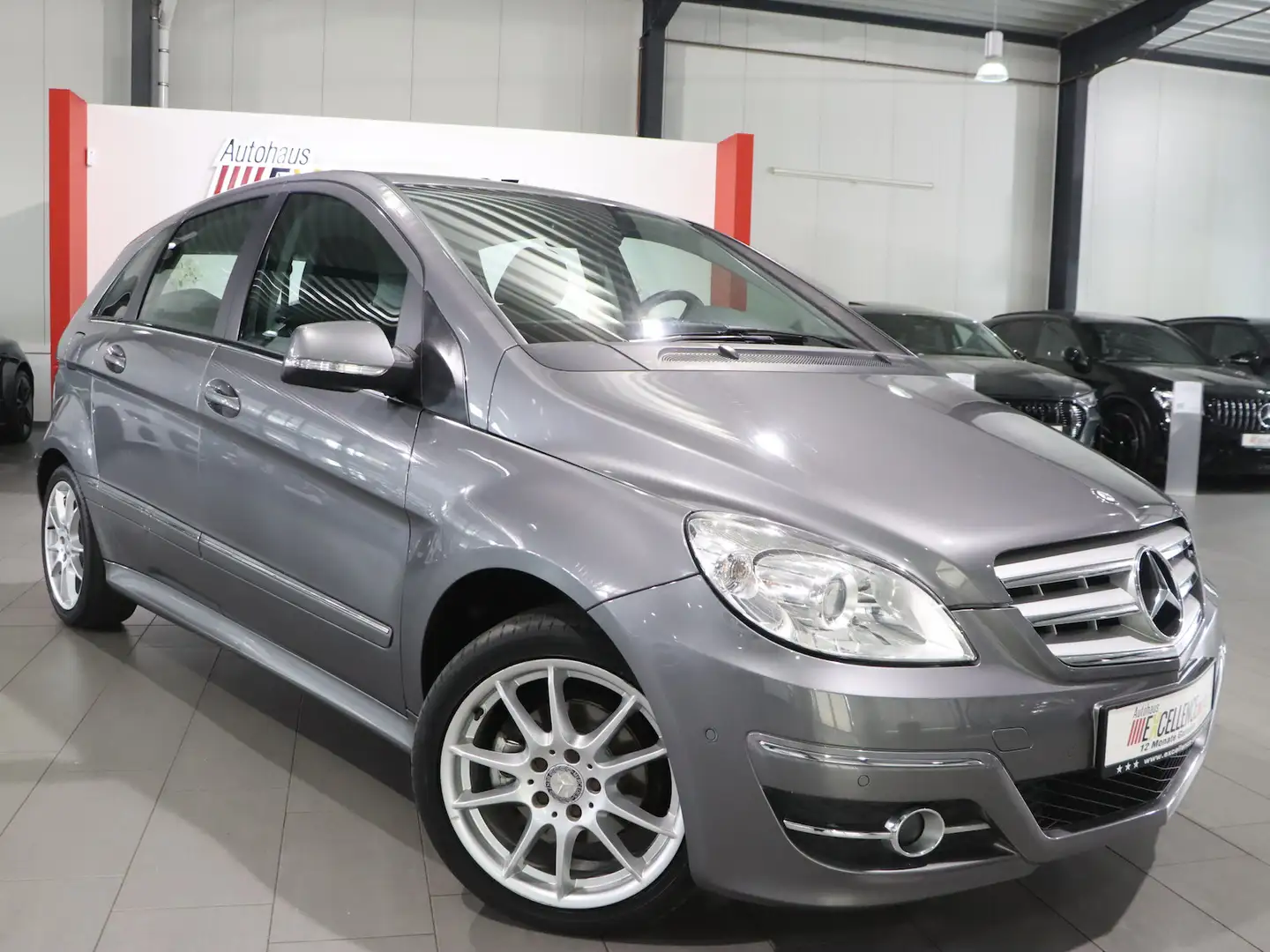 Mercedes-Benz B 180 BE / AUTOMATIK / LEDER / NAVI / 1.HAND Grau - 2