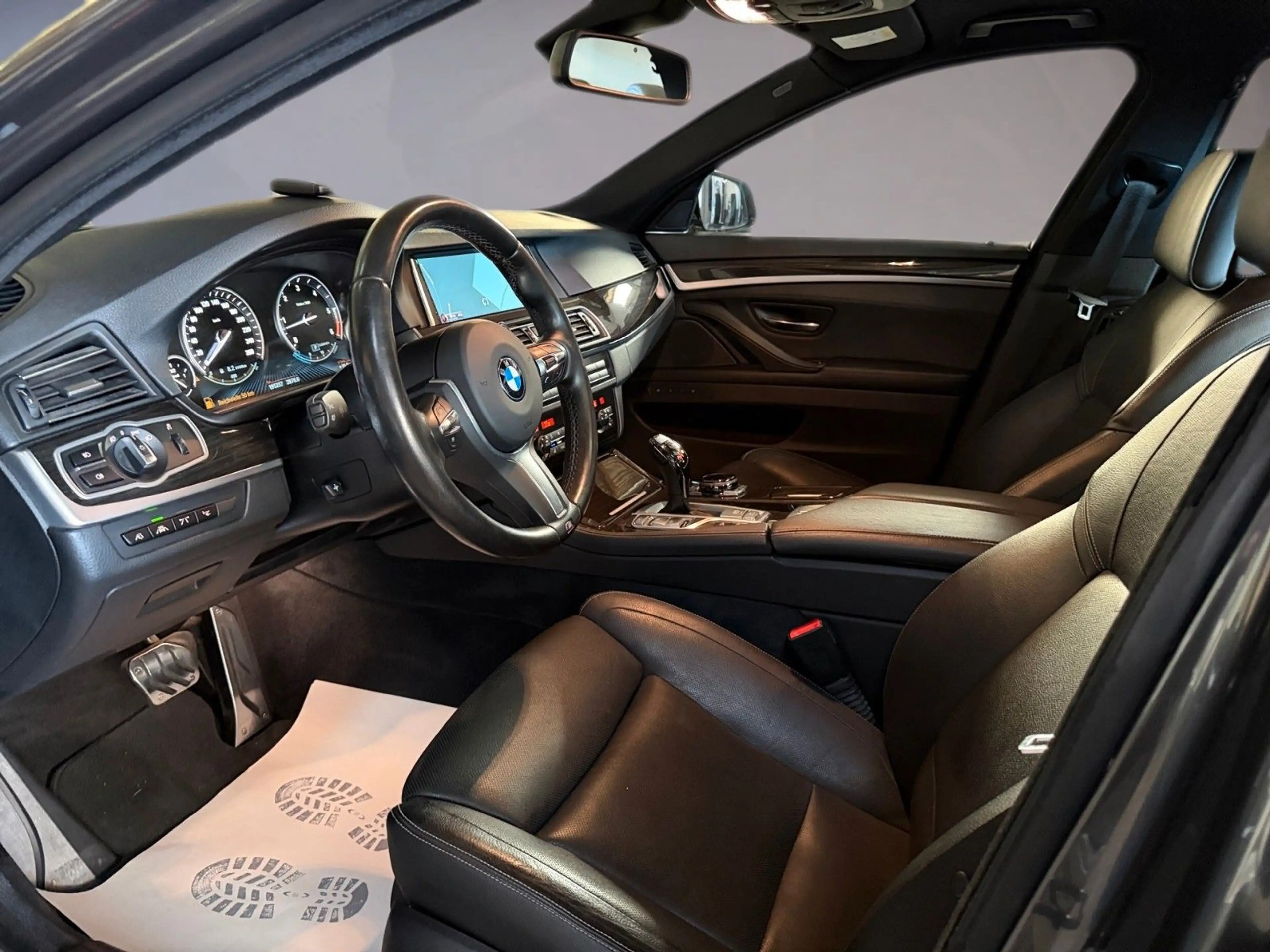 BMW 535 d xDrive Luxury Line Schiebedach HUD — photo 14