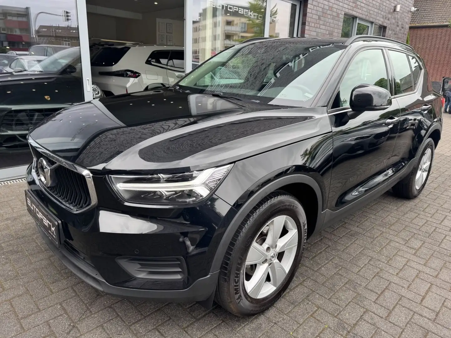 Volvo XC40 T3 2WD Kamera NAVI SHZ LED TOTWINKEL Schwarz - 1