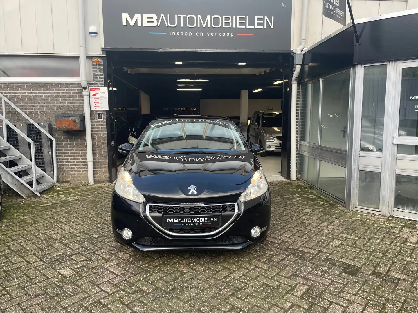 Peugeot 208 1.2 VTi Blue Lease/zwart/5Deurs/1 JR APK/pdc/Airco Zwart - 2