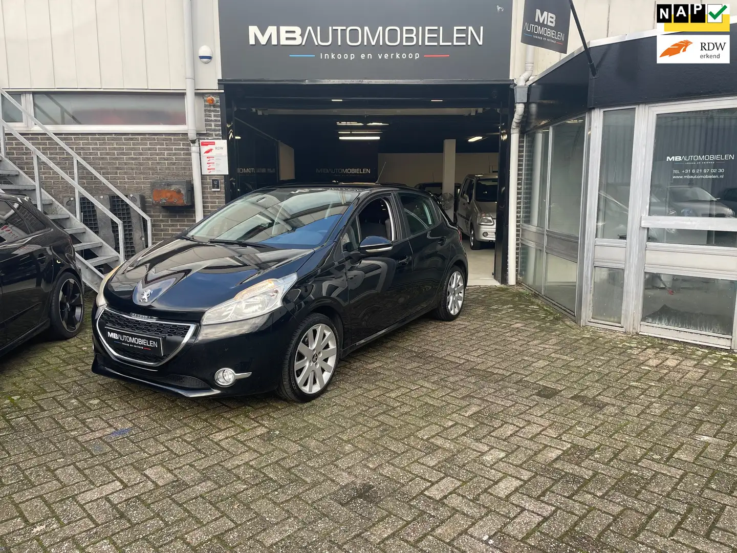 Peugeot 208 1.2 VTi Blue Lease/zwart/5Deurs/1 JR APK/pdc/Airco Zwart - 1