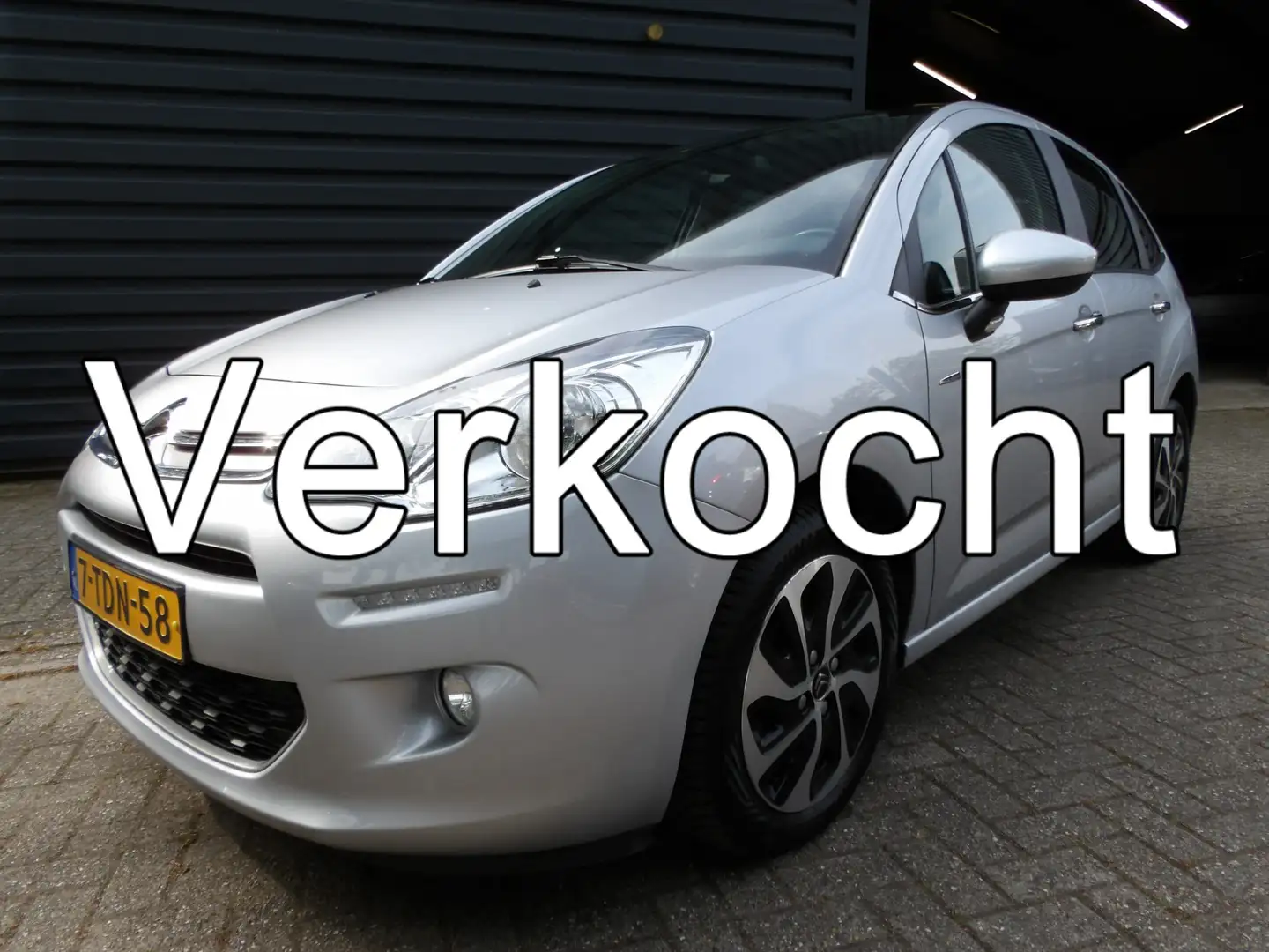 Citroen C3 1.2 VTi Exclusive Navi Clima Trekhaak PDC Grijs - 1