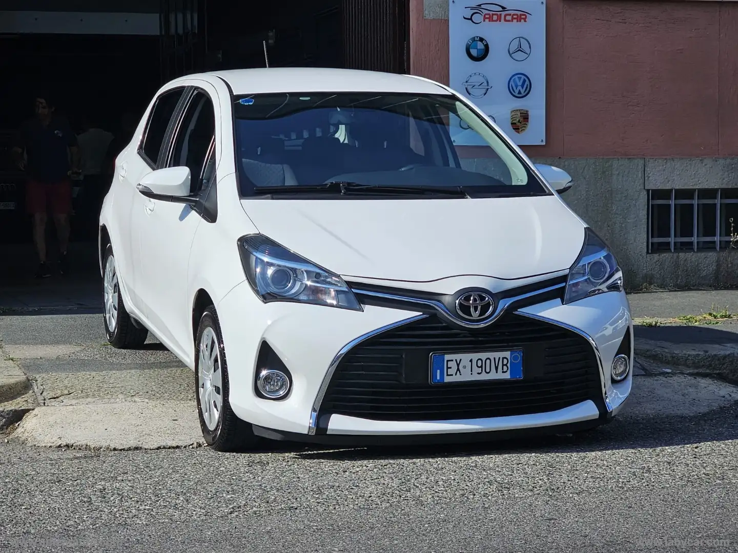 Toyota Yaris 1.3 5p. Lounge Bianco - 1