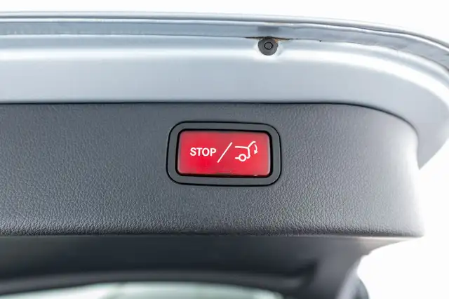 Mercedes-Benz C-Class view 9