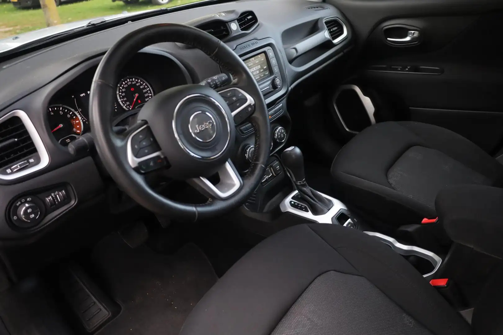 Jeep Renegade 1.4 MultiAir Freedom Aut. | Slechts 29.000KM | Pan Grijs - 2