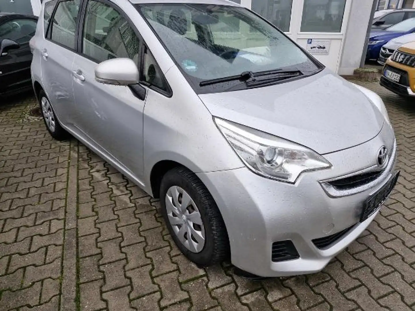 Toyota Verso-S 1.3 Cool Plateado - 1