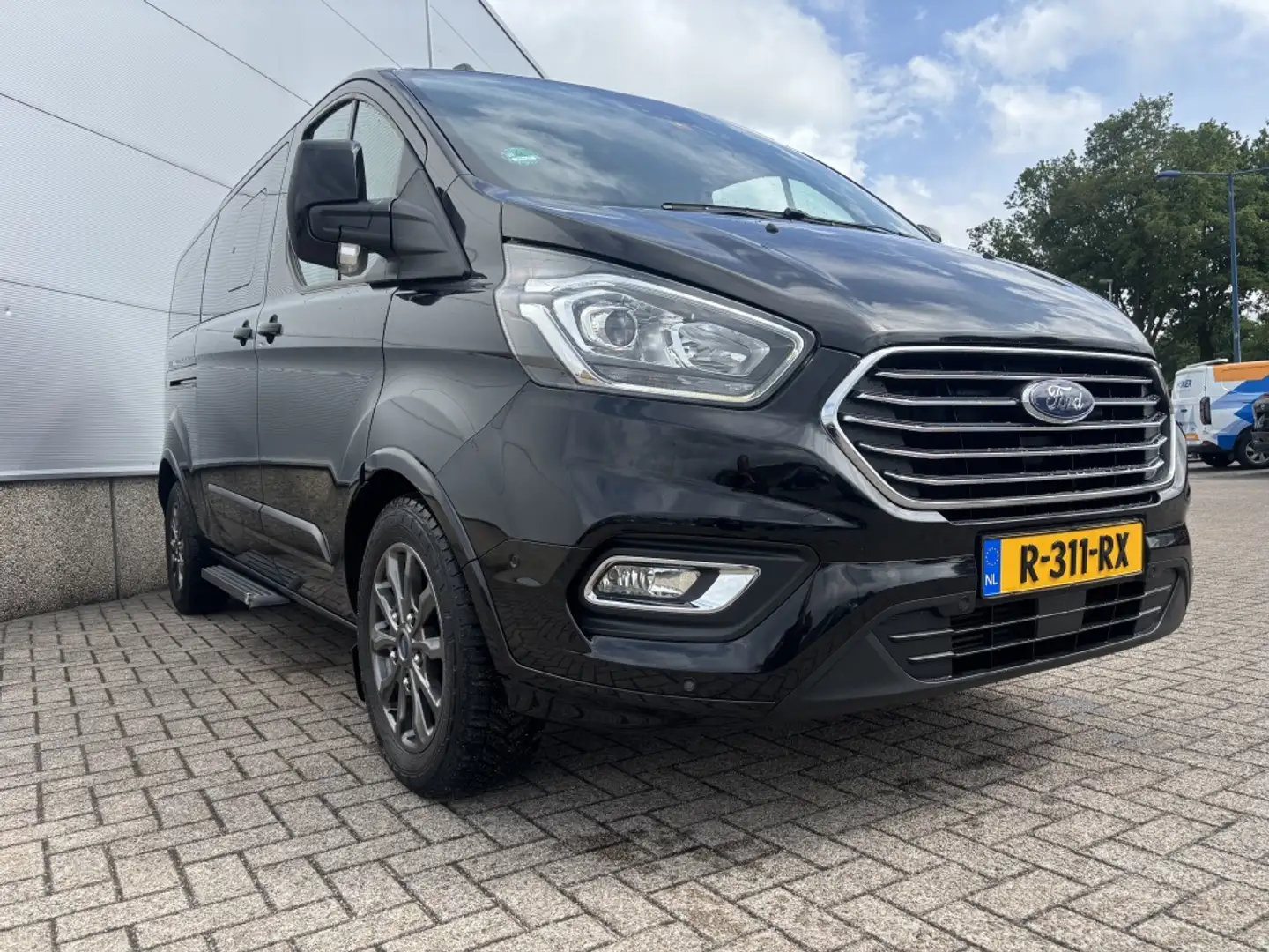 Ford Tourneo Custom Titanium Automaat limited 9 PERSOONS 320 2.0 TDCI Zwart - 2