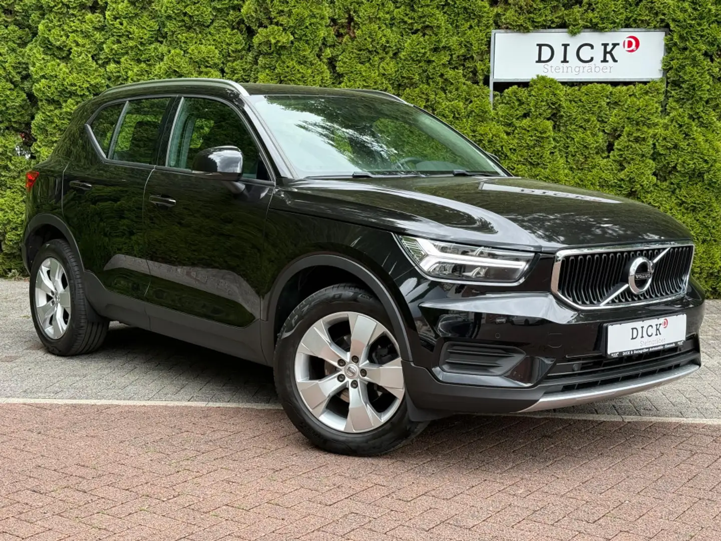 Volvo XC40 Momentum 2WD LED+NAV+SHZ+KAM+H&K+TEMP+PARK Schwarz - 1