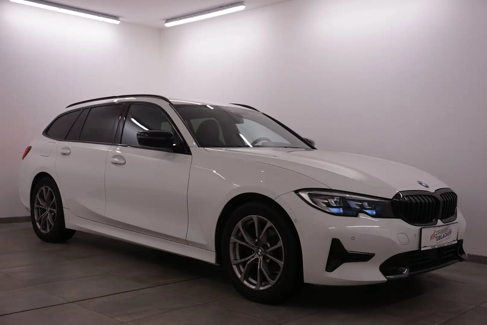 BMW 318 Sport Line // Abstandstempomat // Anhängervorrichtung // Weiß - 1