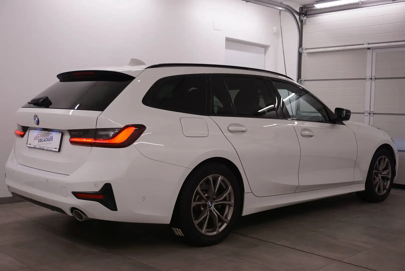 BMW 318 Sport Line // Abstandstempomat // Anhängervorrichtung // Weiß - 2