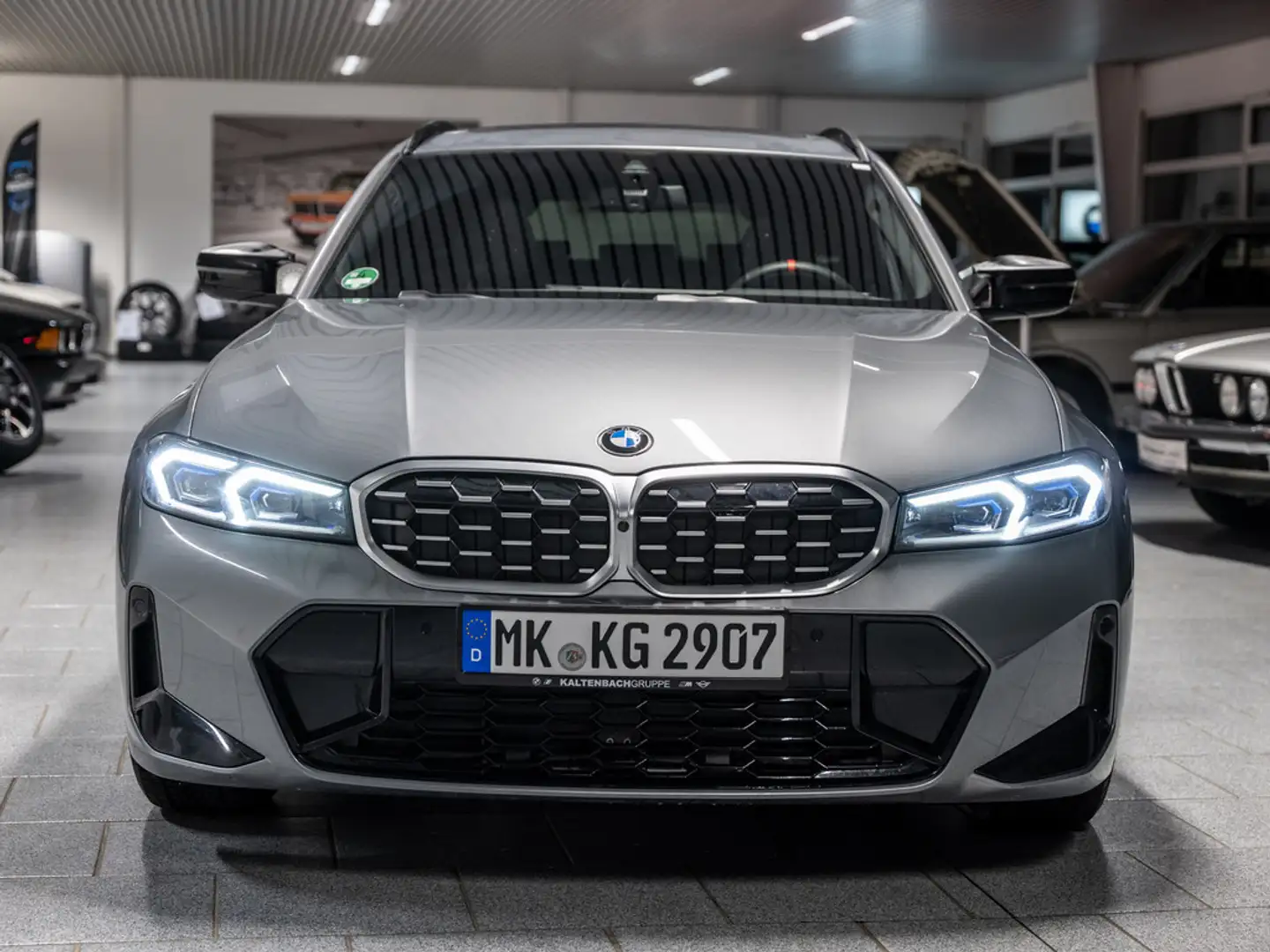 BMW 340 d Touring xDrive PANO AHK LED HUD NAVI H/K Grau - 2