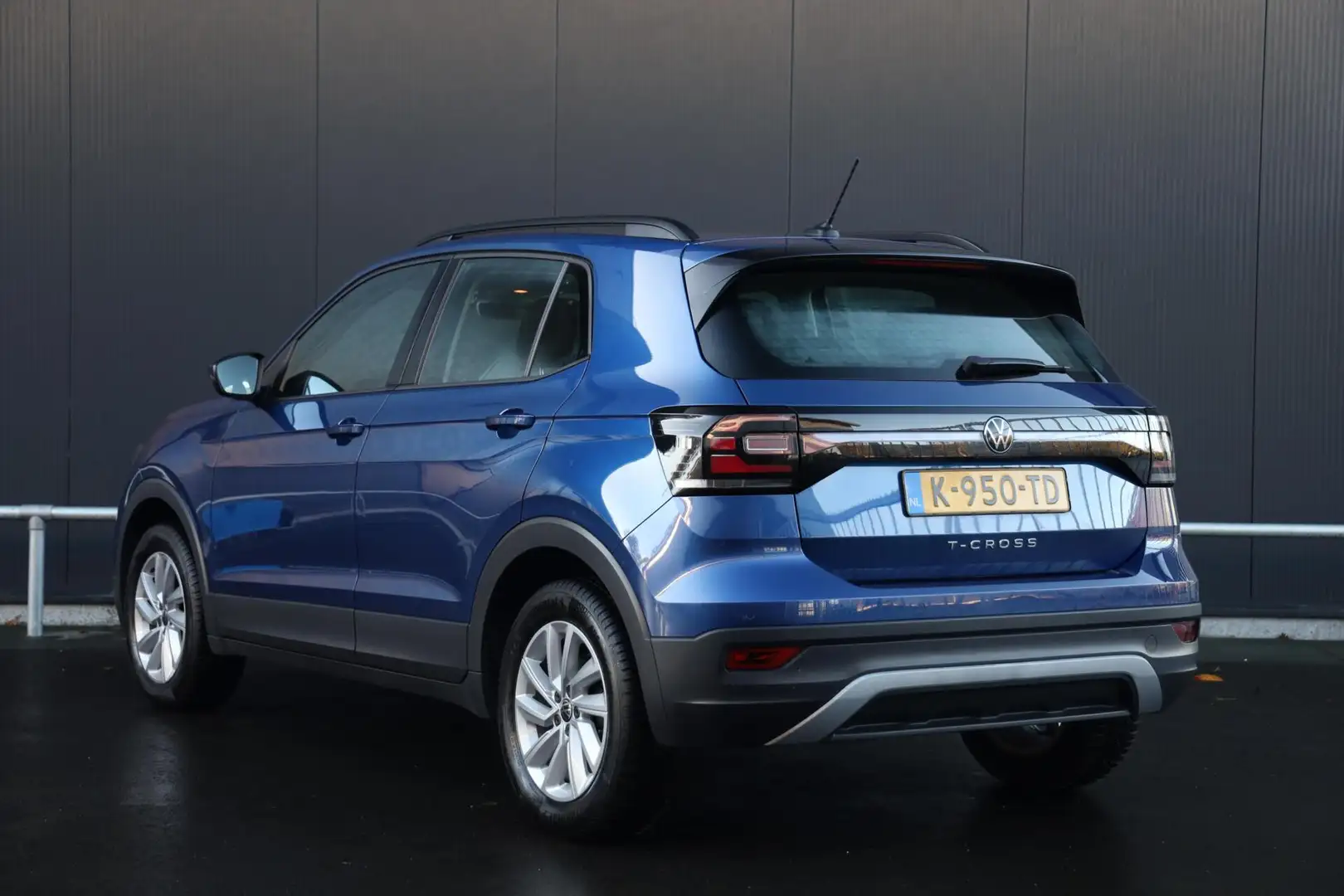 Volkswagen T-Cross 1.0 TSI 95pk Life Parkeersensoren Navigatie Adapti Blauw - 2
