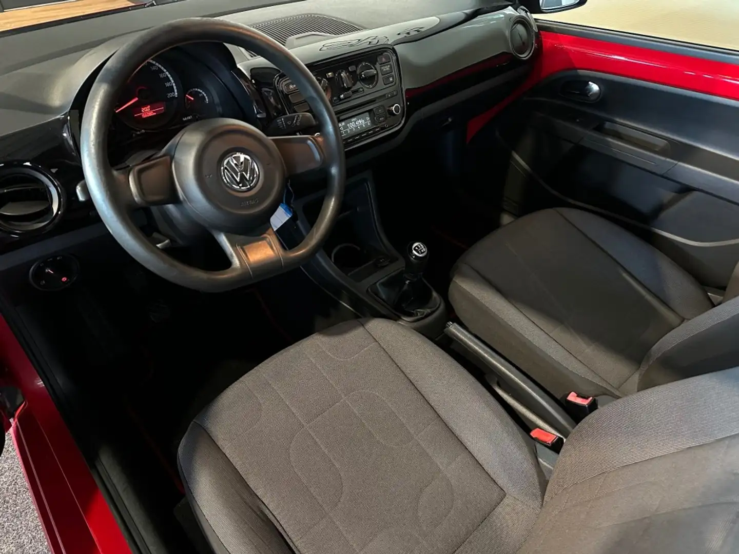 Volkswagen up! 1.0 HIGH UP! BLUEM. RIJKLAAR l PANO l AIRCO l STAR Rood - 2