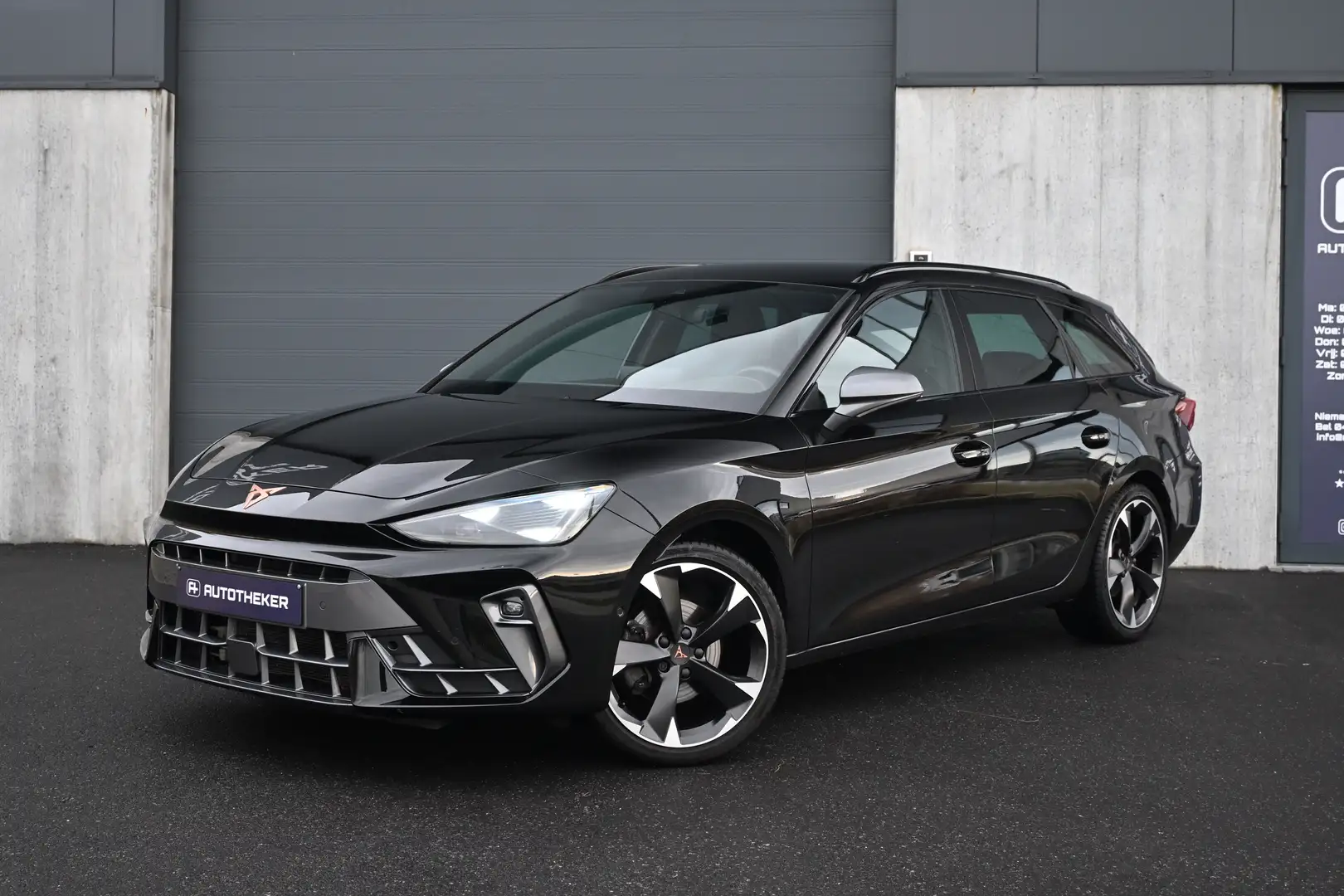 CUPRA Leon Leon ST 1.5 eTSI DSG / Carplay/ Camera/ Keyless Noir - 1
