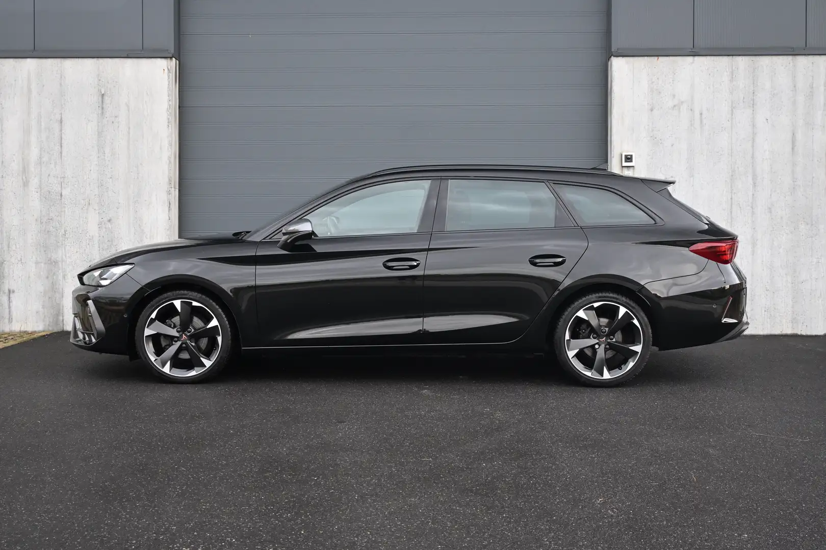 CUPRA Leon Leon ST 1.5 eTSI DSG / Carplay/ Camera/ Keyless Noir - 2