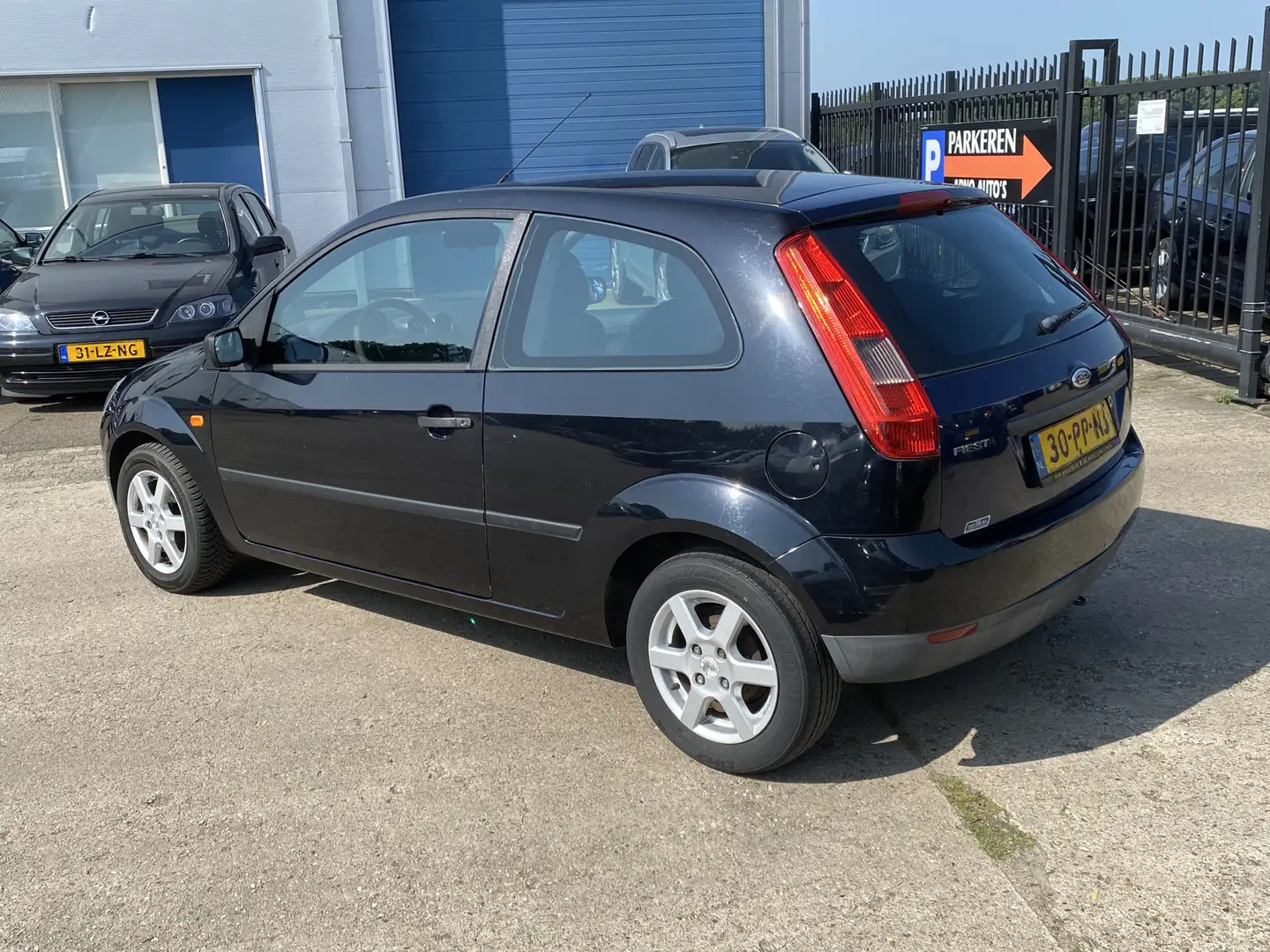 Ford Fiesta 1.3-8V Style, APK TOT 11-06-26, STUURBEKRACHTIGING Zwart - 2