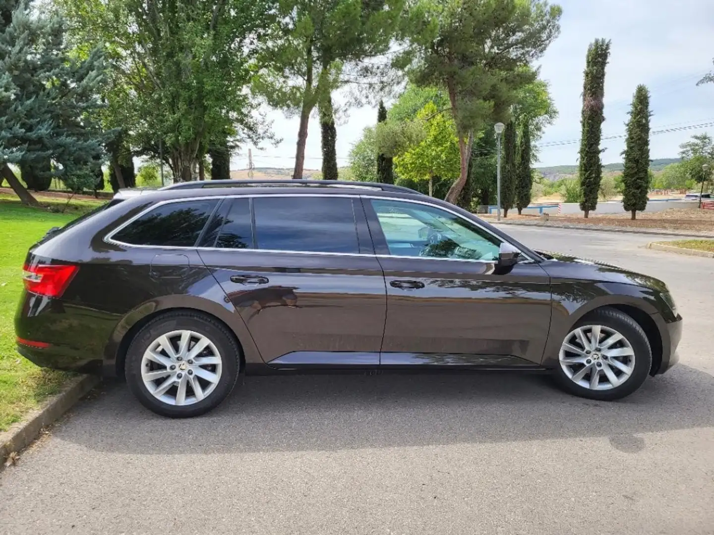Skoda Superb Combi 2.0TDI Ambition DSG6 110kW Marrón - 2