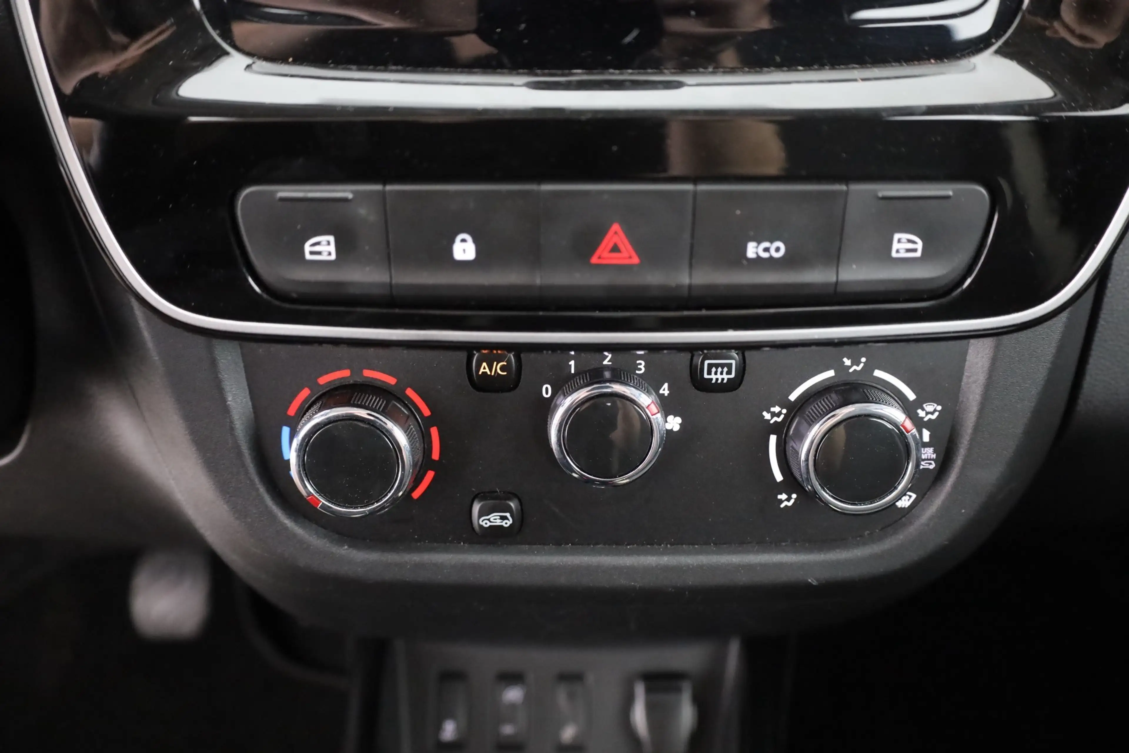 Dacia Spring Electric Essential Teilleder Tempomat USB — photo 12