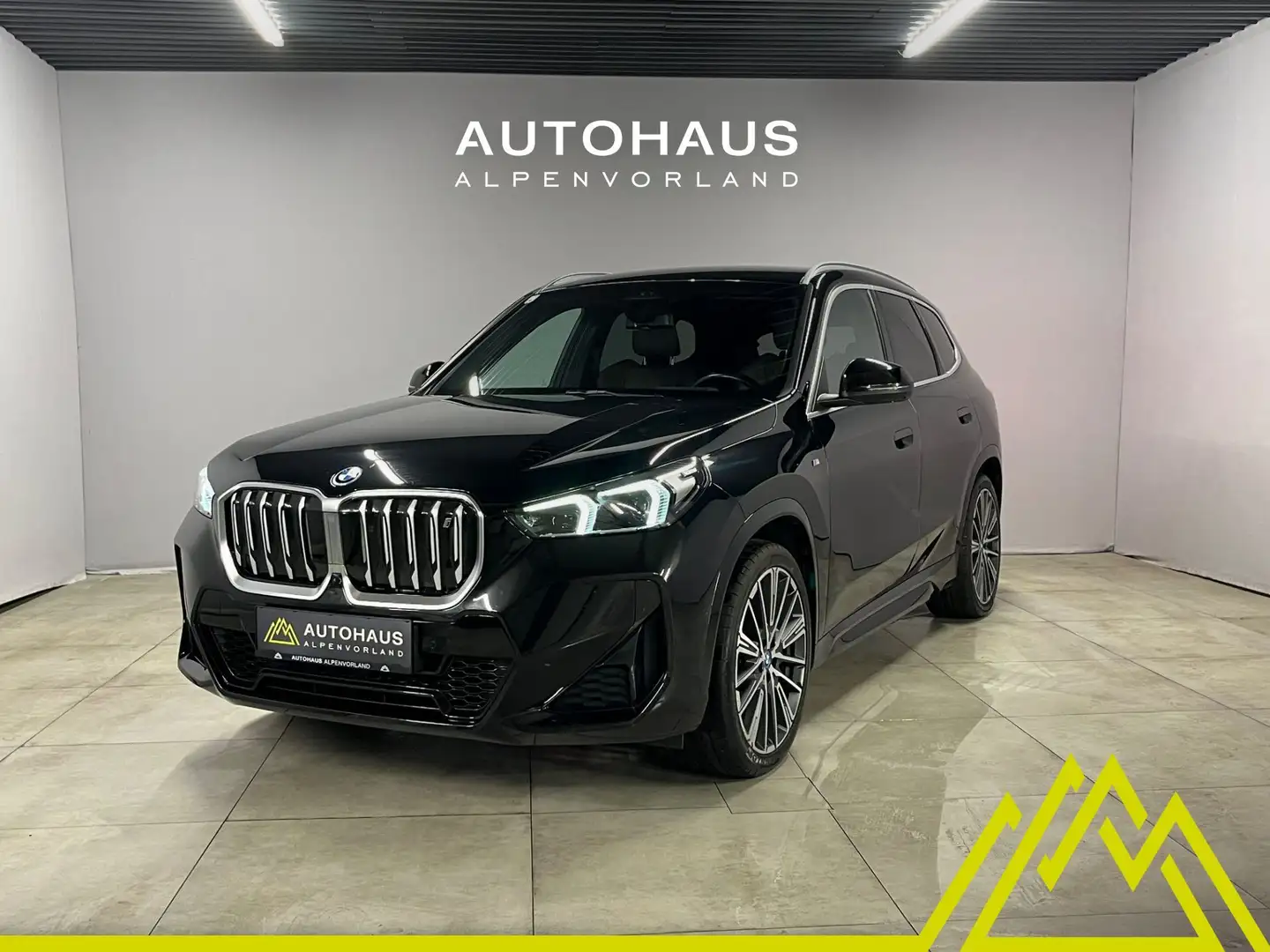 BMW iX1 xDrive30 64,7kWh *** Anhängerkupplung-schwenkbar Schwarz - 1