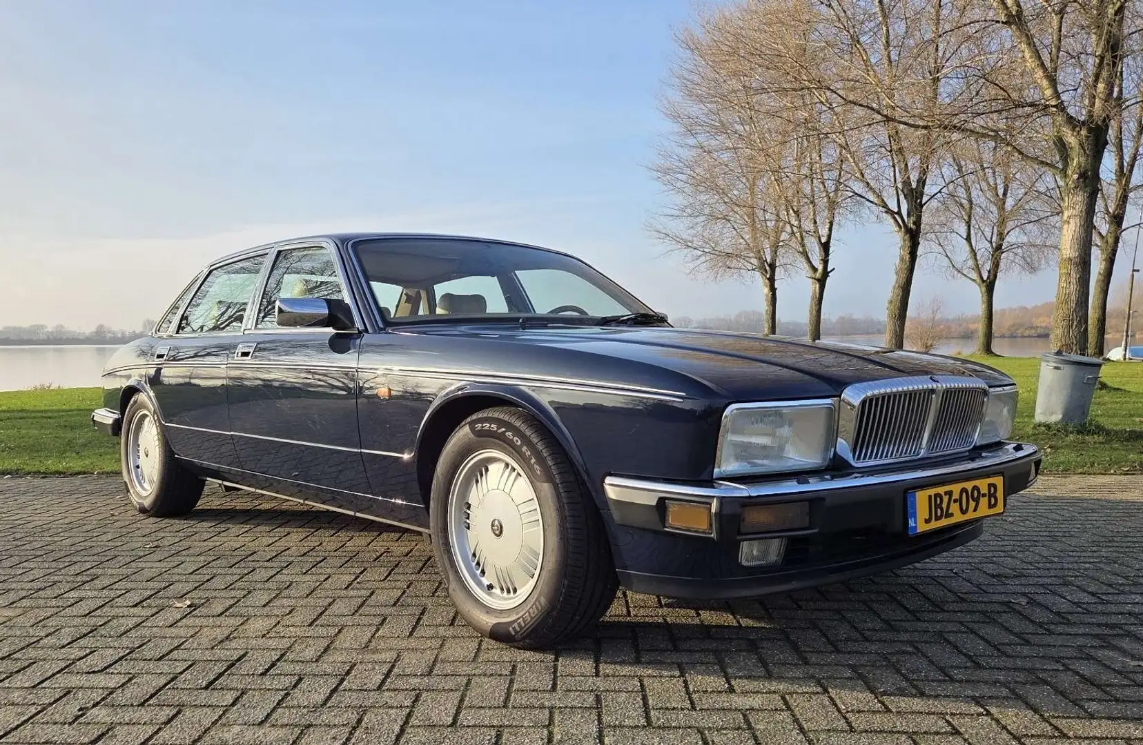 Daimler Double Six 6.0 V12 (XJ81) Blau - 1