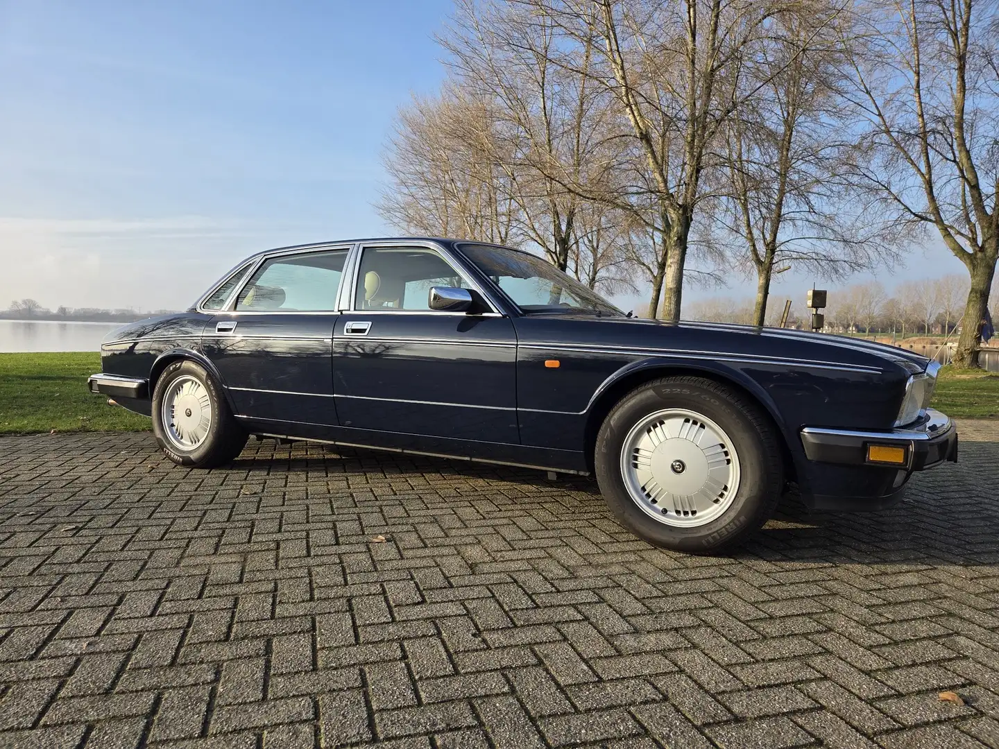 Daimler Double Six 6.0 V12 (XJ81) Blau - 2