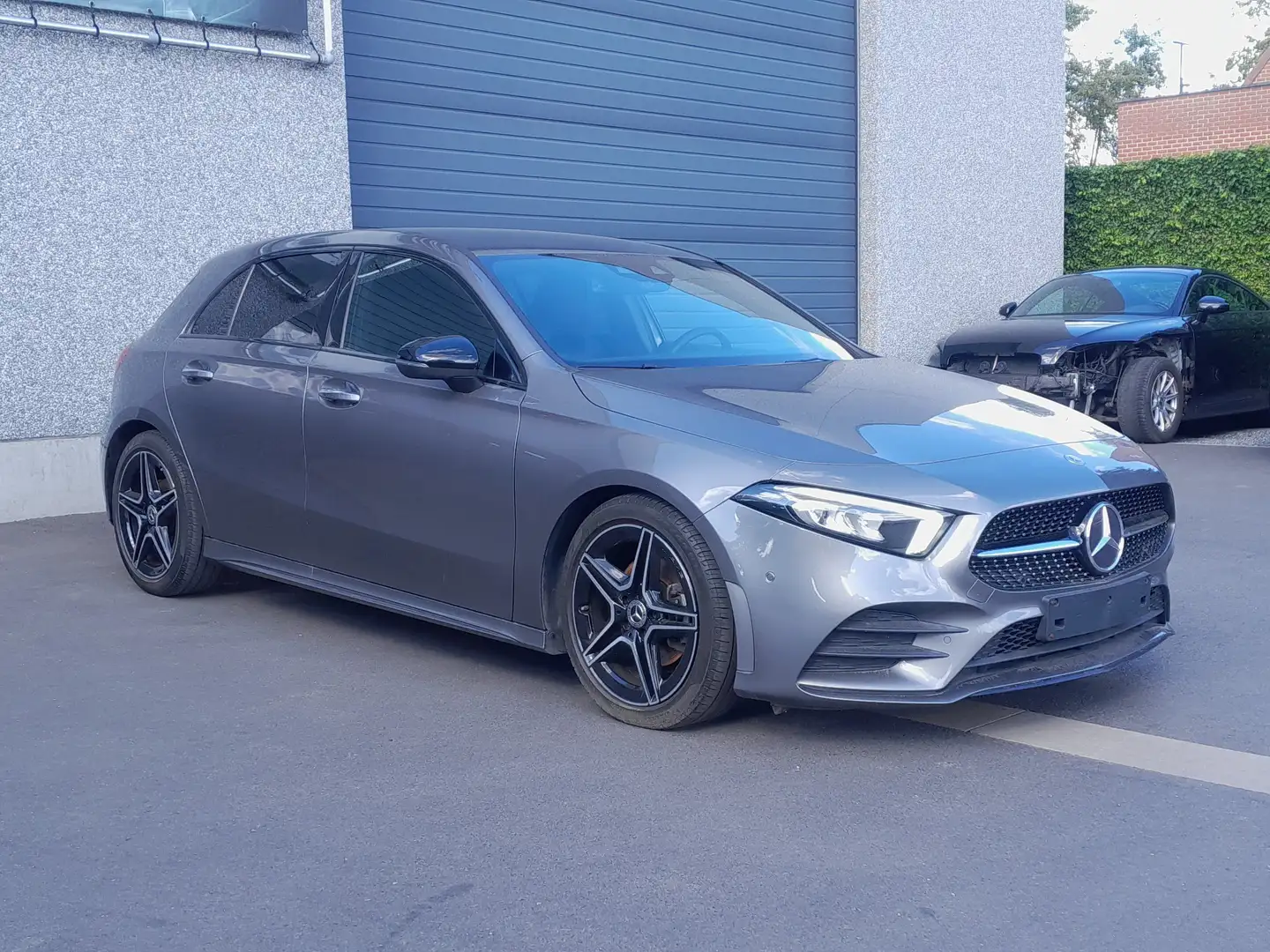Mercedes-Benz A 180 A 180 AMG Line Grijs - 2