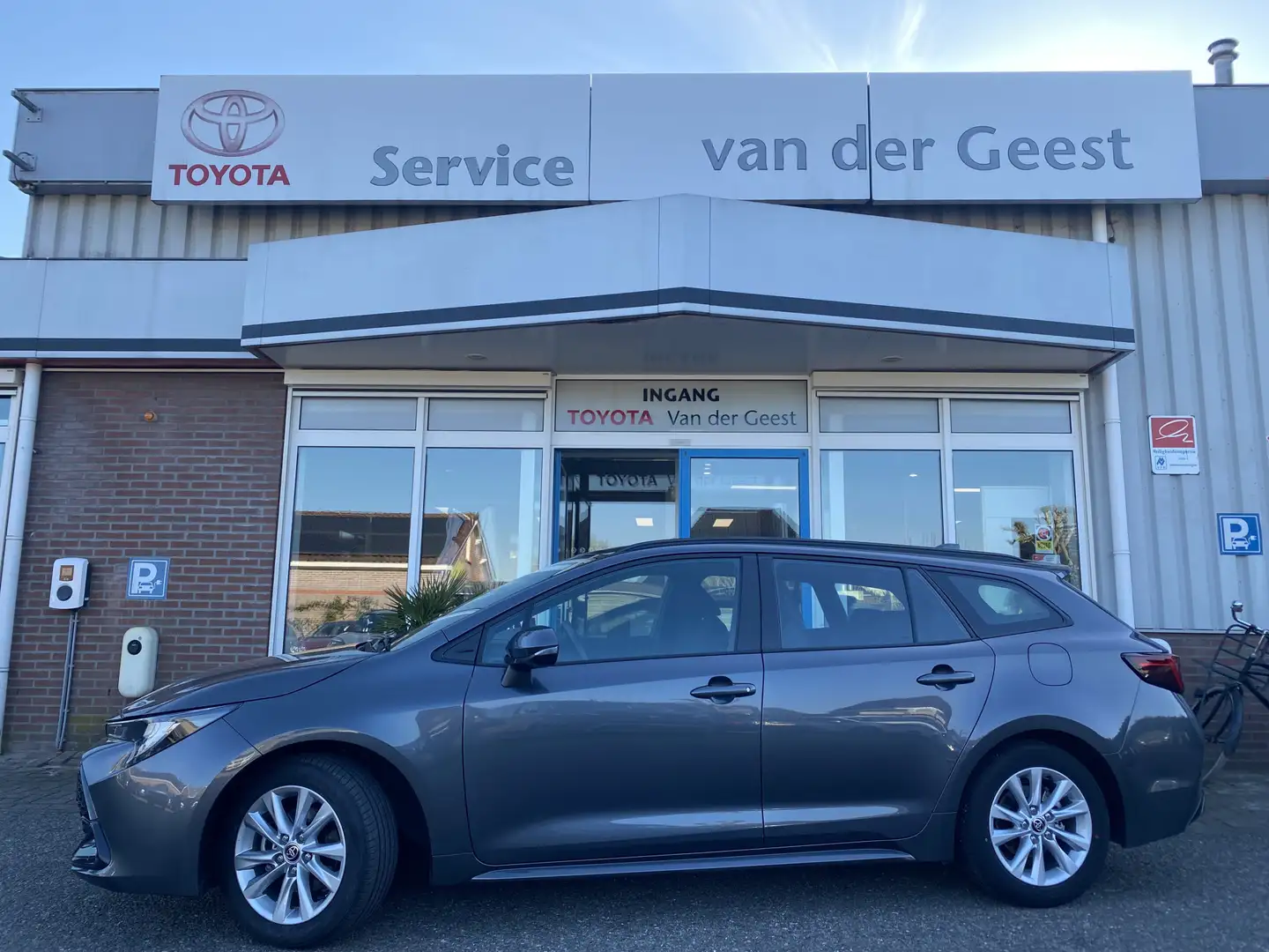 Toyota Corolla Touring Sports Hybrid 140 Business Grijs - 1