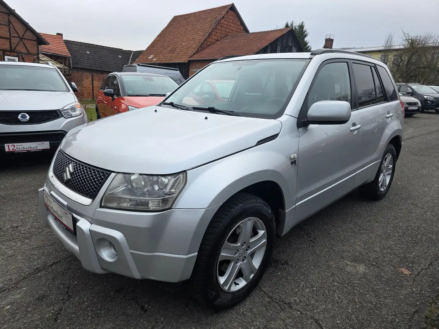 Suzuki Grand Vitara 2.0 KeyleS 4X4 Anhänger 02-27 Grau - 2