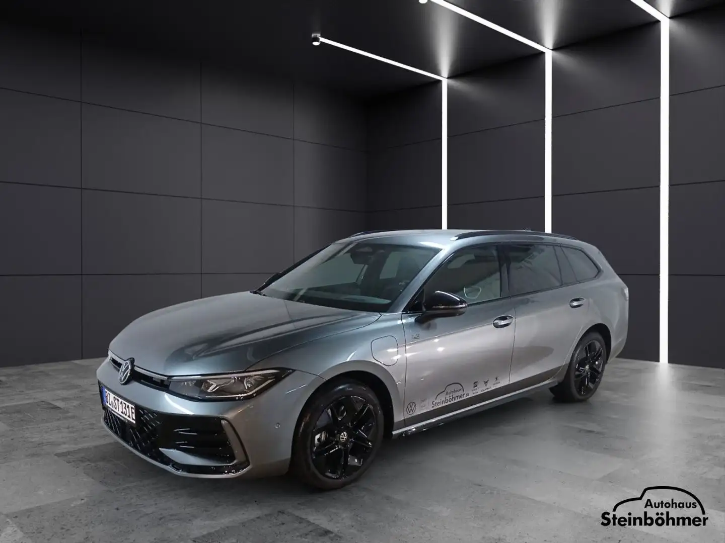 Volkswagen Passat R-Line 1.5TSI DSG eHybrid 272PS BlackStyle Šedá - 1