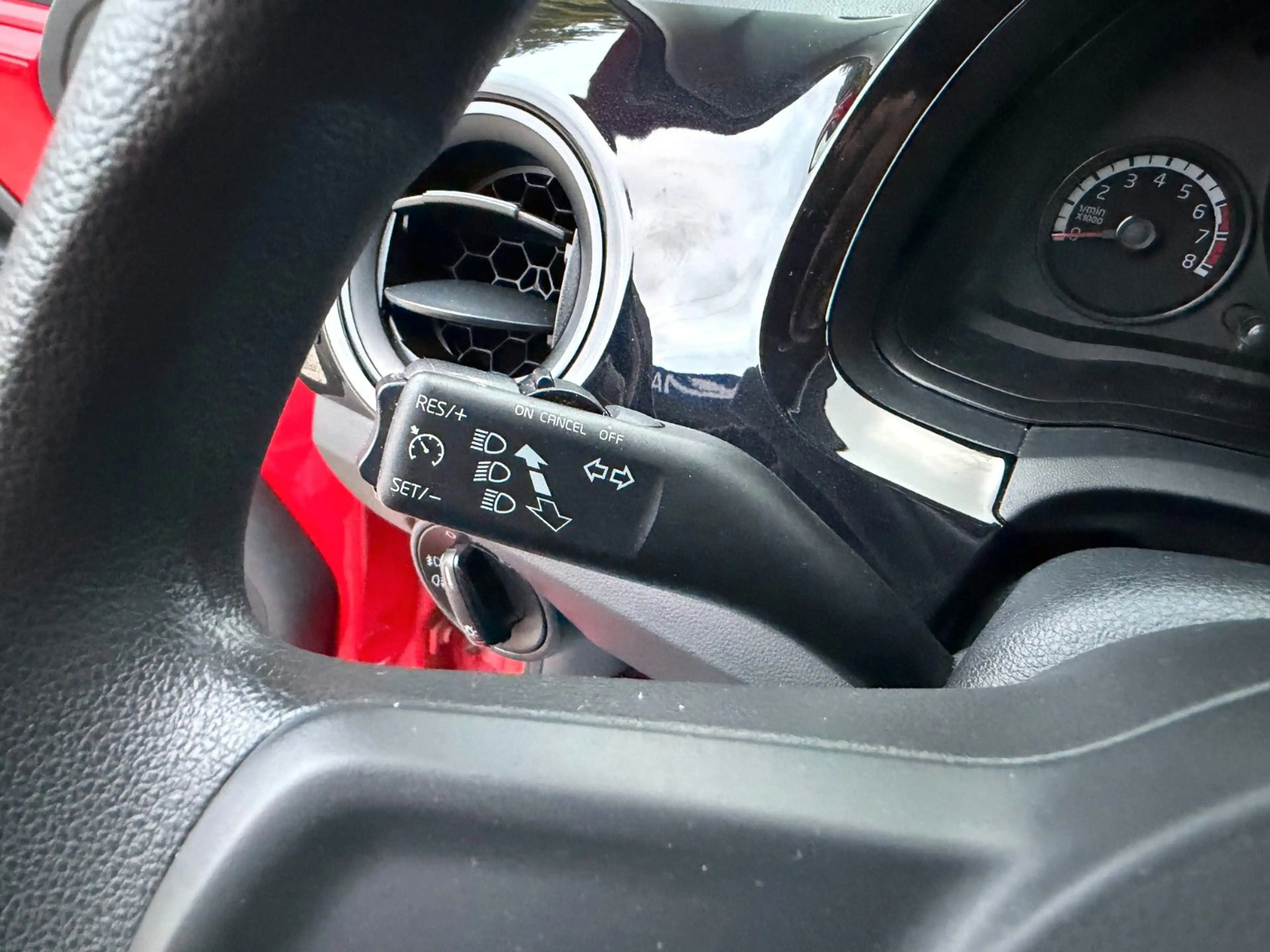 Volkswagen up! move Klimaanlage Sitzheizung Tempomat PDC — photo 24