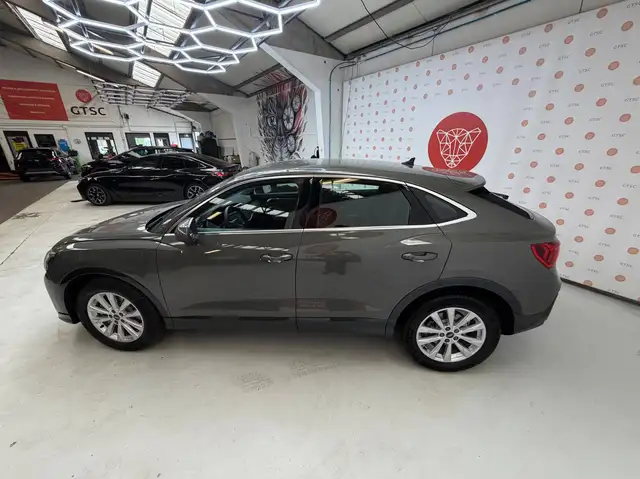 Audi Q3 view 14