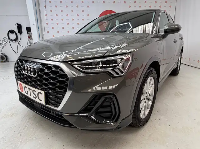 Audi Q3 view 3