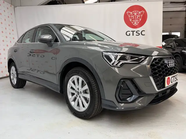 Audi Q3 view 8