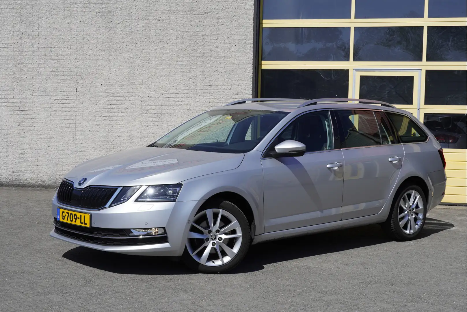 Skoda Octavia Combi 1.0 TSI Style Business BJ2019 Lmv 17" | Led Grijs - 2