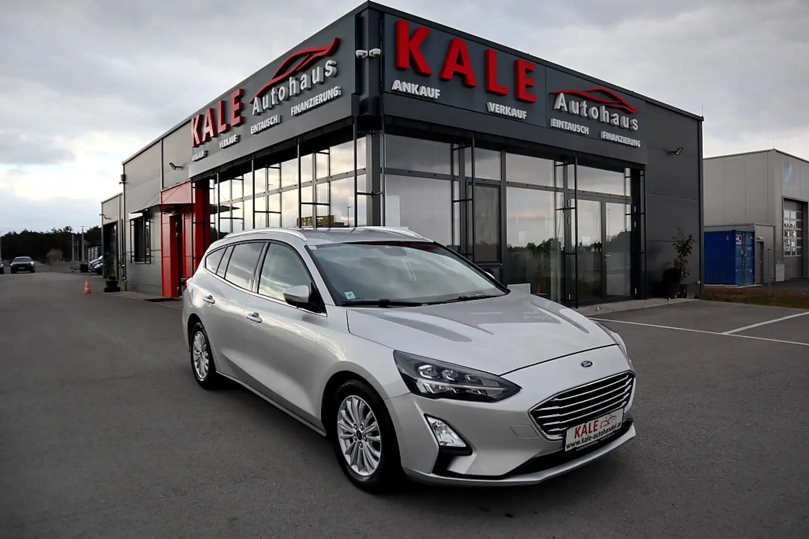 Ford Focus Traveller 2,0 EcoBlue SCR Titanium *1.Besit*LED... Silber - 1