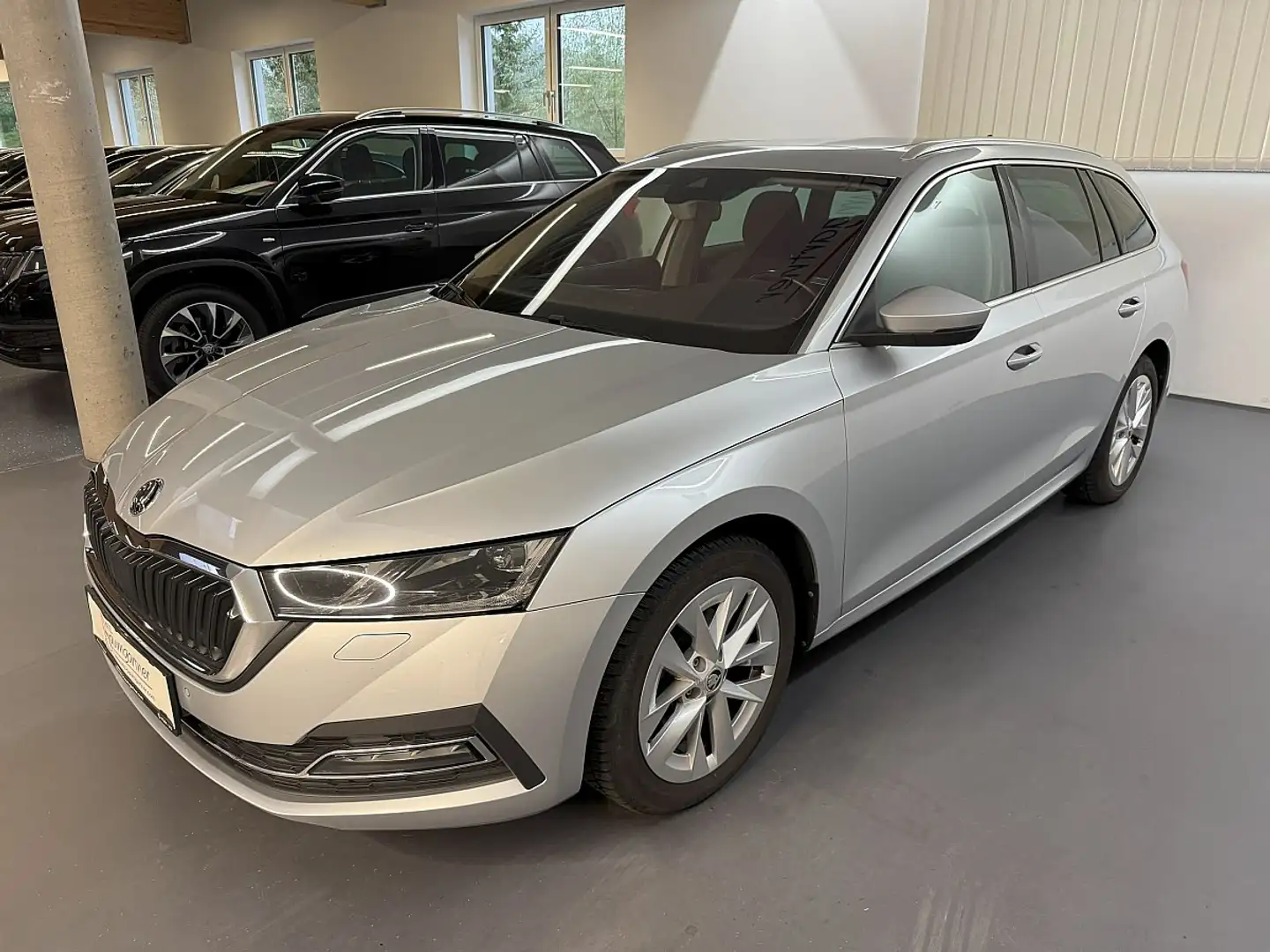 Skoda Octavia Combi 2,0TDI DSG Style *LED*NAVI*PANO*Virtual*S... Silber - 2