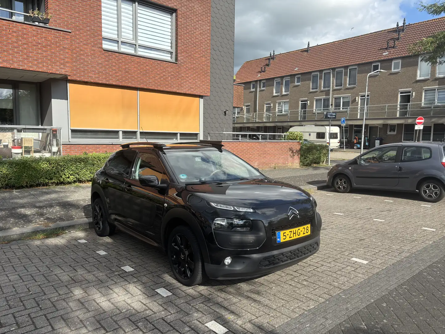 Citroen C4 Cactus 1.2 e-VTi Shine Zwart - 2
