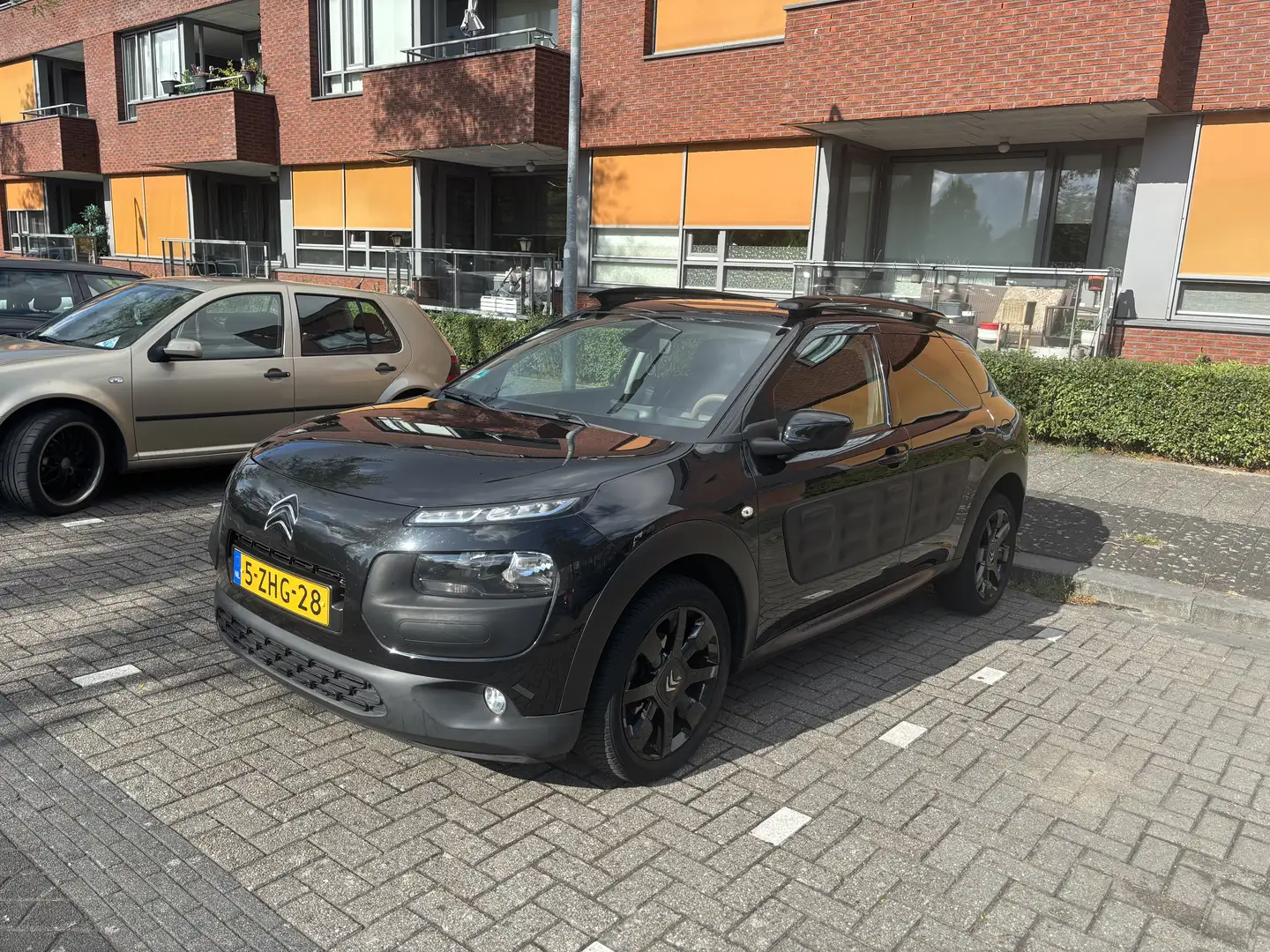Citroen C4 Cactus 1.2 e-VTi Shine Zwart - 1