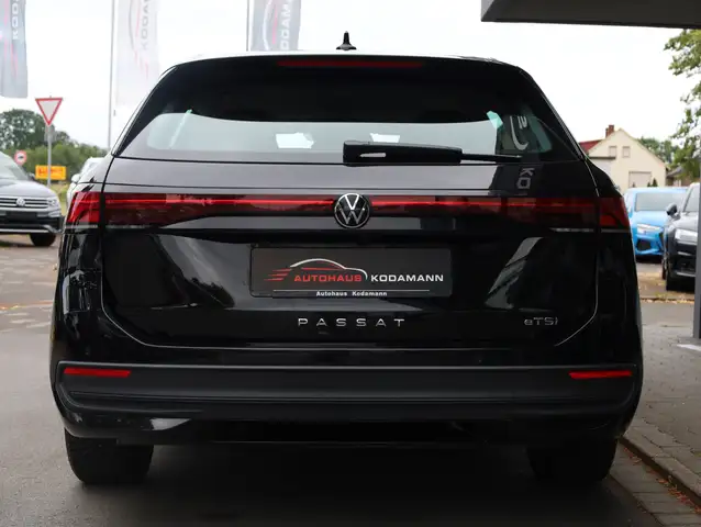 Volkswagen Passat view 9