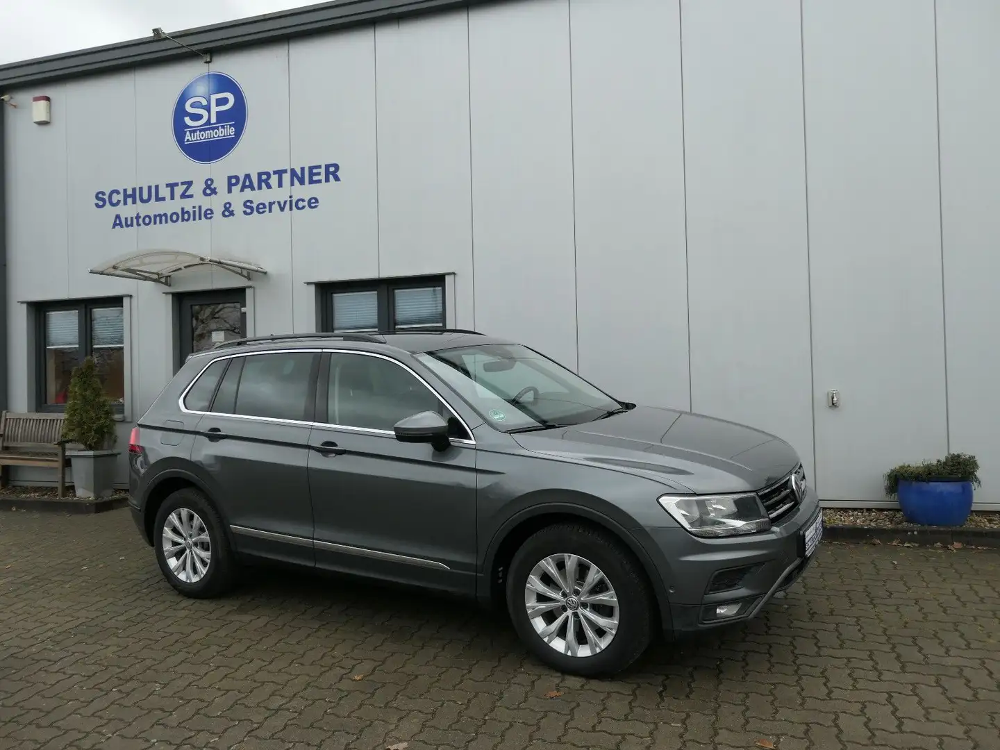 Volkswagen Tiguan Comfortline 4Motion Offroad SHeft AHK Gris - 1