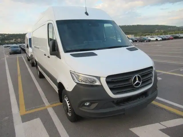 Mercedes-Benz Sprinter view 4