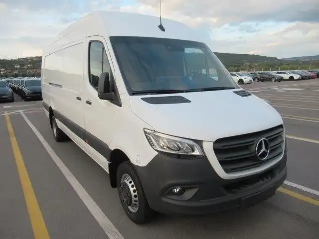 Mercedes-Benz Sprinter view 8