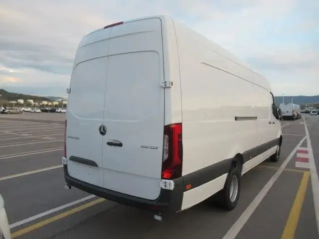 Mercedes-Benz Sprinter view 3