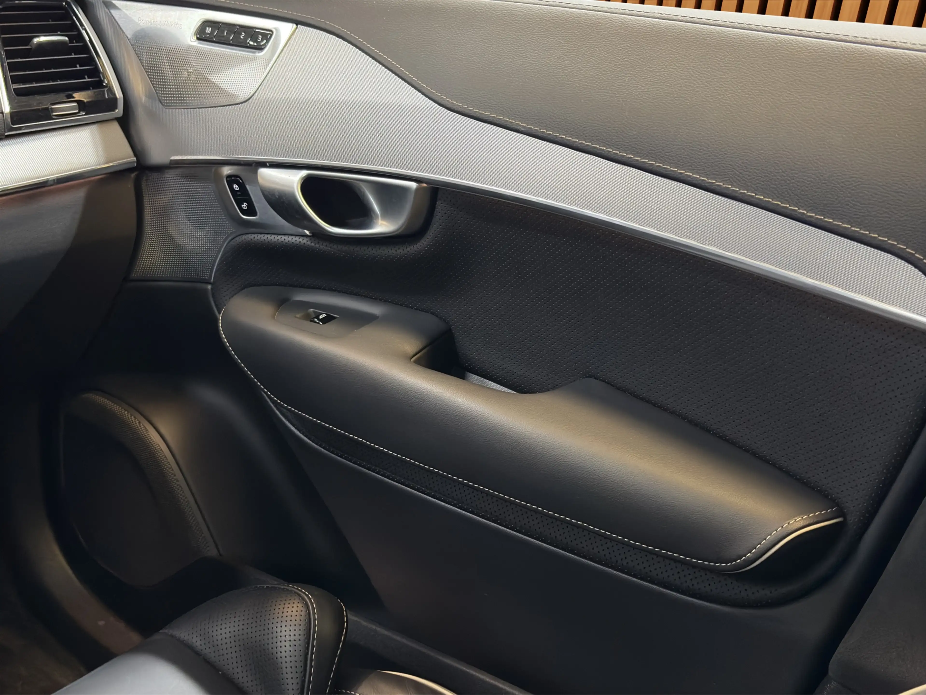 Volvo XC90 2.0 T8 Recharge AWD Ultimate Dark | Bowers&Wilkins — photo 25