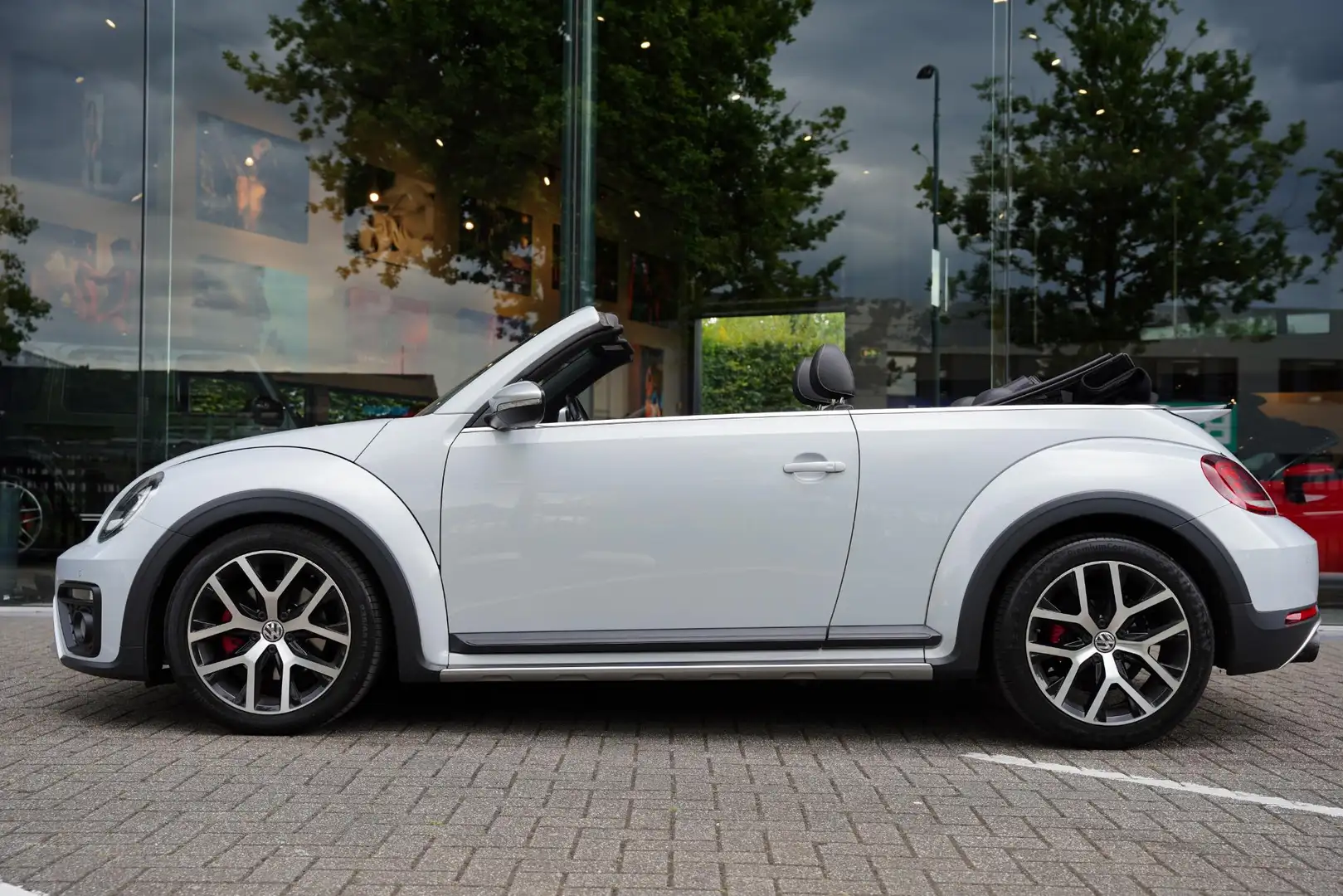 Volkswagen Beetle Cabriolet 2.0 TSI Dune NL-Auto 66 D.Km Zilver - 2
