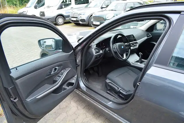 BMW 3 Series view 12