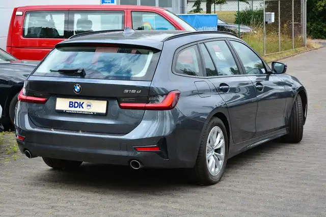 BMW 3 Series view 4
