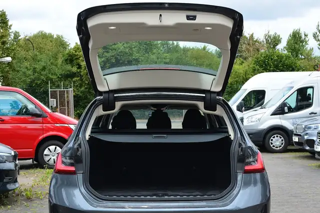 BMW 3 Series view 10